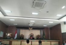 Situasi memanas ketika salah satu dari Terdakwa menampar seorang anak bernama Muhammad Akbar yang tidak mengetahui keberadaan orang yang dicari.