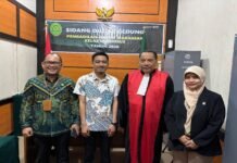 Pengadilan Negeri (PN) Makassar untuk pertama kalinya melaksanakan sidang di luar gedung pengadilan yang dipusatkan di Kantor Dinas Kependudukan dan Pencatatan Sipil