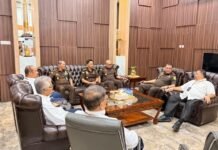 Ketua Pengadilan Tinggi Surabaya, Sujatmiko, menerima kunjungan Kepala Kejaksaan Tinggi Jawa Timur yang baru, Abdul Qohar,