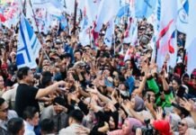 Presiden Prabowo Subianto mengahadiri secara langsung peringatan Hari Buruh Internasional bersama ribuan pekerja di kawasan Lapangan Silang Monumen Nasional (Monas),