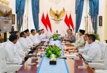 Presiden Prabowo Subianto menerima laporan Komisi Percepatan Reformasi Polri di Istana Negara, Jakarta.