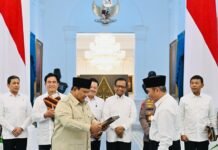Presiden Prabowo Terima 10 Buku Rekomendasi, Reformasi Polri Ditargetkan Berjalan hingga 2029