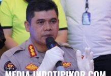 *Polda Jabar Tetapkan 6 Tersangka Pembakaran Pos Polisi Cikapayang, Barang Bukti Bom Molotov Disita”
