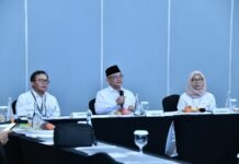 Menteri Pendidikan Dasar dan Menengah (Mendikdasmen) Abdul Mu’ti mengunjungi Command Center “Posko Pendampingan Tes Kemampuan Akademik (TKA)”