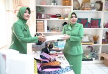 Ny. Dyah Fandy Dharmawan. Sebagai Ketua Persit KCK Ranting 3 Yonif 321 Cabang XI Brigif 13 Kostrad, beliau dikenal memiliki visi tajam dalam pemberdayaan ekonomi kreatif.