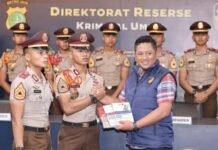 Perkuat Literasi, Polda Metro Jaya Serahkan Referensi Hukum Terbaru ke Taruna Akpol.