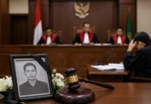Dalam praktik persidangan, tidak jarang muncul keadaan yang tidak terduga, salah satunya adalah meninggalnya terdakwa sebelum perkara diputus.