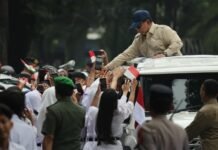 Hujan Tak Surutkan Antusiasme Warga Sambut Presiden Prabowo di Bandung
