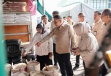 Kepala Staf Kepresidenan, Jenderal TNI (Purn.) Dudung Abdurachman, melakukan inspeksi mendadak ke Pasar Induk Cipinang,