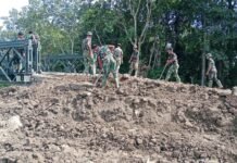 Satgas Karya Bakti Skala Besar TNI terus melanjutkan pembangunan jembatan modular di Sungai Sefa yang merupakan bantuan Presiden Prabowo Subianto.
