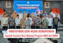 Menteri Desa dan Pembangunan Daerah Tertinggal (Mendes PDT) Yandri Susanto dan Wakil Mendes PDT Ahmad Riza Patria bertemu 10 asosiasi desa untuk berdiskusi di Ruang Rapat Menteri,