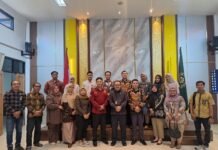Ketua Pengadilan Tinggi Padang beserta tim eksekutor pemantauan. Agenda ini difokuskan pada pemantauan tingkat kehadiran hakim dan pegawai, kepatuhan terhadap jam kerja,