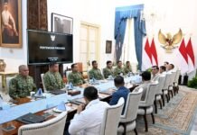 Presiden Prabowo Subianto menerima Panglima TNI Agus Subiyanto, Wakil Panglima TNI Tandyo Budi, serta Kepala Staf Angkatan Darat, Laut, dan Udara di Istana Merdeka, Jakarta,