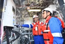Komitmen Pertamina menekan emisi karbon kini menjangkau sektor maritim. Melalui pemasangan Pembangkit Listrik Tenaga Surya (PLTS) pada Kapal Oil Barge (OB) Patra 2303 milik PT Pertamina Trans Kontinental (PTK),