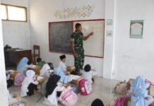 SATGAS TMMD KE-129 KODIM 0612/TASIKMALAYA AJARKAN MENGAJI ANAK-ANAK DI MADRASAH AL-IKHLAS DESA PARUNGPONTENG