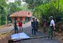 Aspal Boleh Mengering, Semangat Gotong Royong Jangan Pernah Pudar Satgas TMMD Ke-129 dan Warga Bersihkan Jalan Desa Parungponteng