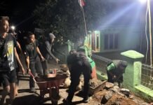 Gelap Tak Menghalangi Pengabdian: Satgas TMMD Kodim 0612/Tasikmalaya Lembur Demi TPT Kampung Situ