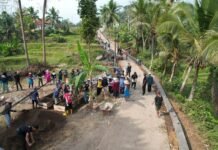 Semangat Gotong Royong Warga Desa Parungponteng, Kaum Perempuan Turut Ambil Bagian Bersama Satgas TMMD Ke-129 Kodim 0612/Tasikmalaya