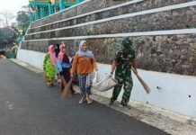Satgas TMMD Ke-129 Kodim 0612/Tasikmalaya Bantu Warga Desa Parungponteng Laksanakan Jumat Bersih