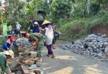 Keringat Membasahi Seragam, Semangat Tak Pernah Padam: Satgas TMMD Ke 129 Kodim 0612/Tasikmalaya Kejar Tuntas pembangunan TPT di Kampung Situ Desa Parungponteng