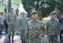 Pangdam III/Siliwangi Tutup Diklat Dasar Militer SPPI KDKMP dan KNMP TA 2026 Bandung Barat – Pangdam III/Siliwangi Mayjen TNI Kosasih, S.E., menutup secara resmi Pendidikan dan Pelatihan Dasar Militer Sarjana Penggerak Pembangunan Indonesia (SPPI) Program Koperasi Desa/Kelurahan Merah Putih (KDKMP) dan Kampung Nelayan Merah Putih (KNMP) Tahun Anggaran 2026 di Lapangan Satria Dodik Bela Negara Rindam III/Siliwangi, Cikole, Lembang, Kabupaten Bandung Barat, Jumat (31/7/2026). Upacara penutupan diikuti sekitar 750 peserta dan dihadiri Danrindam III/Siliwangi Brigjen TNI Bagus Budi Adrianto, S.E., para pejabat Kodam III/Siliwangi, unsur Kementerian Pertahanan, serta tamu undangan lainnya. Dalam amanatnya, Pangdam III/Siliwangi menyampaikan apresiasi kepada se…