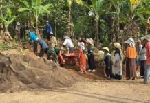 TERIK MATAHARI TAK SURUTKAN SEMANGAT SATGAS TMMD KE-129 KODIM 0612/TASIKMALAYA BANGUN TEMBOK PENAHAN TANAH