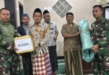 SATGAS TMMD KE-129 KODIM 0612/TASIKMALAYA BERSEDEKAH KARPET DAN MUKENA UNTUK MASJID AL-BAROKAH