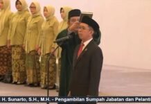 Ketua Mahkamah Agung RI, Prof. Dr. H. Sunarto, S.H., M.H. memandu pengucapan sumpah Muh. Djauhar Setyadi, S.H., M.H. sebagai Kepala Badan Pengawasan Mahkamah Agung RI