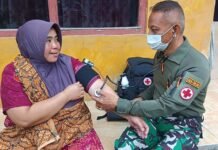 TIM KESEHATAN SATGAS TMMD KE-129 KODIM 0612/TASIKMALAYA TAK KENAL LELAH, BERIKAN PELAYANAN KESEHATAN BAGI WARGA DESA PARUNGPONTENG