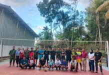 SATGAS TMMD KE-129 KODIM 0612/TASIKMALAYA PERERAT SILATURAHMI MELALUI OLAHRAGA VOLI BERSAMA WARGA DESA PARUNGPONTENG