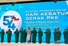 Ketua Umum (Ketum) Tim Penggerak Pemberdayaan dan Kesejahteraan Keluarga (TP PKK) Tri Tito Karnavian mengajak para pengurus dan kader TP PKK