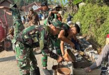 ANTUSIASME TNI, POLRI DAN WARGA GOTONG ROYONG BANGUN TPT PADA TMMD KE-129 KODIM 0612/TASIKMALAYA