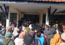 Warga Masyarakat Kampung Desa Cibongas Murka Dan Berdemontrasi Di Kecamatan Serta Ruas Jalan Raya.