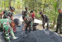 Di Tengah Aspal Panas, Dan SSK TMMD Kobarkan Semangat Gotong Royong Demi Jalan Mulus untuk Rakyat