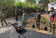 Kasdim 0612/Tasikmalaya Turun ke Lapangan, Pastikan Aspal Hotmix TMMD Dikerjakan TNI dan Warga dalam Semangat Gotong Royong