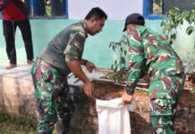 Bukan Sekadar Bersih-Bersih, Satgas TMMD dan Warga Rawat Masjid Arrohmat dari Kaca hingga Puing