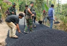 Semangat Gotong Royong Satgas TMMD dan Masyarakat, Pengaspalan Jalan di Kp. Cilintung Berjalan Lancar