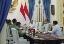 Presiden Prabowo Subianto menerima Panglima TNI Jenderal TNI Agus Subiyanto, Wakil Panglima TNI Letnan Jenderal TNI Tandyo Budi Revita, Kepala Staf