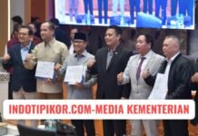 Menteri Desa dan Pembangunan Daerah Tertinggal Yandri Susanto bersama Wakil Menteri Desa dan Pembangunan Daerah Tertinggal Ahmad Riza Patria menghadiri rapat kerja bersama Komisi V Dewan Perwakilan Rakyat Republik Indonesia (DPR RI)