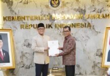 Ombudsman RI menyerahkan Laporan Hasil Pengawasan Penyelenggaraan Ibadah Haji Tahun 2026 M/1447 H kepada Wakil Menteri Haji dan Umrah, Dahnil Anzar Simanjuntak