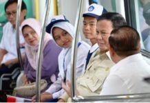Presiden Prabowo Subianto bersama sejumlah masyarakat menjajal layanan LRT Jakarta jalur Kelapa Gading–Manggarai, Jakarta,