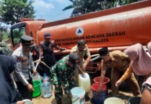 Babinsa Bersama BPBD Bantu Warga Sindangreret Hadapi Kekeringan