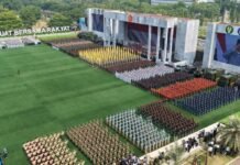 Presiden Prabowo Subianto memimpin Upacara Peringatan Hari Ulang Tahun (HUT) ke-81 Tentara Nasional Indonesia (TNI) yang digelar di Lapangan Prima, Markas Besar TNI, Cilangkap, Jakarta,