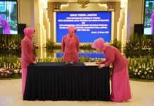 Pengurus Pusat Bhayangkari melaksanakan penandatanganan Berita Acara yang disaksikan oleh Ketua Umum Bhayangkari Ny. Dewi Suyudi Ario Seto.
