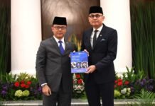 Menteri Luar Negeri RI Arrmanatha Nasir menerima serah terima jabatan dari Menteri Koordinator Bidang Pembangunan Manusia dan Kebudayaan (Menko PMK) Sugiono di Gedung Pancasila, Kementerian Luar Negeri,